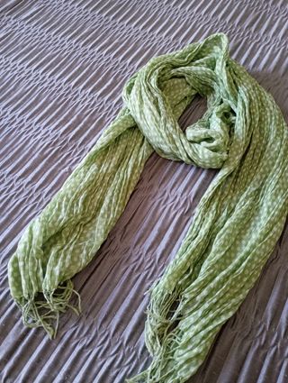 Fular  verde con toque blancoco