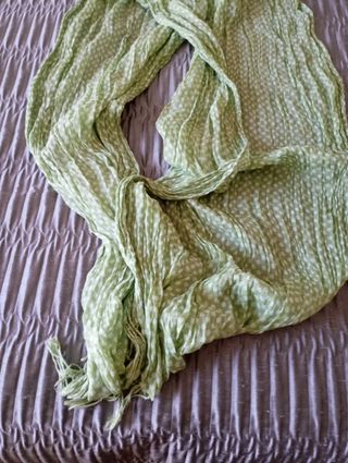 Fular  verde con toque blancoco