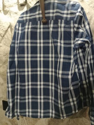 2 camisetas de cuadros la primera y la última 