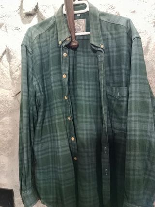 2 camisetas de cuadros la primera y la última 