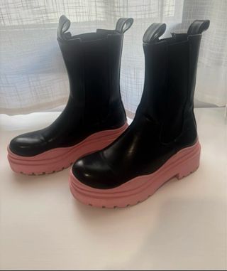 Bota suela rosa