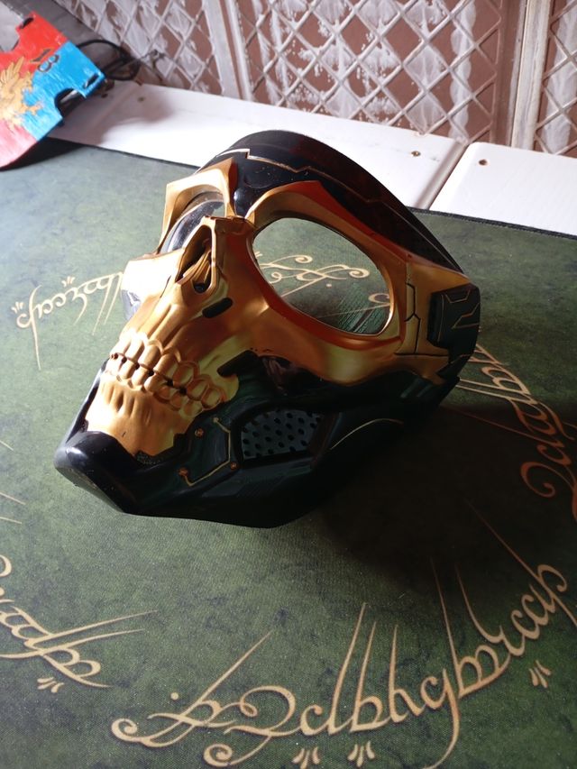 Máscara protección dorada