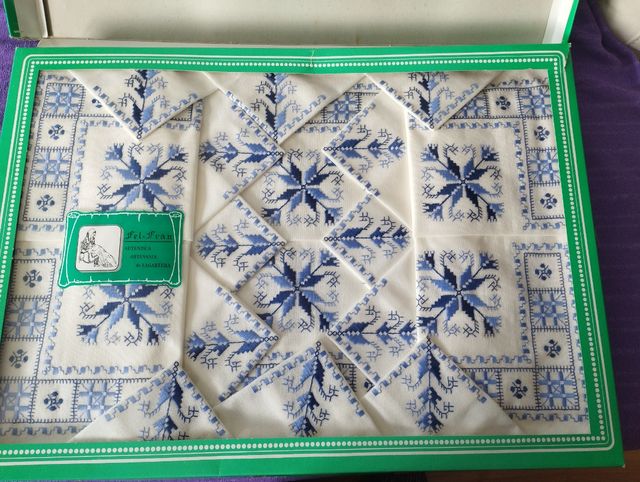 Mantelería bordada a mano de Lagartera en caja