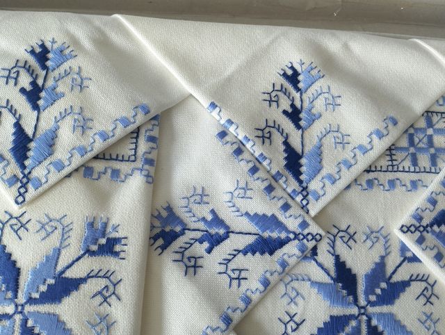 Mantelería bordada a mano de Lagartera en caja