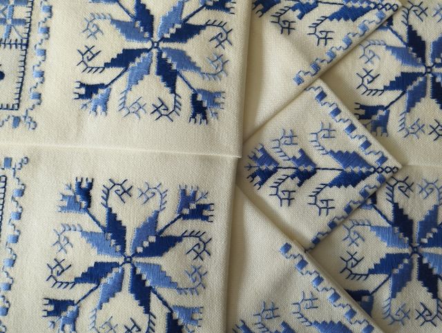 Mantelería bordada a mano de Lagartera en caja