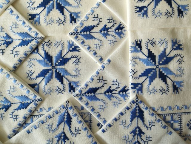 Mantelería bordada a mano de Lagartera en caja