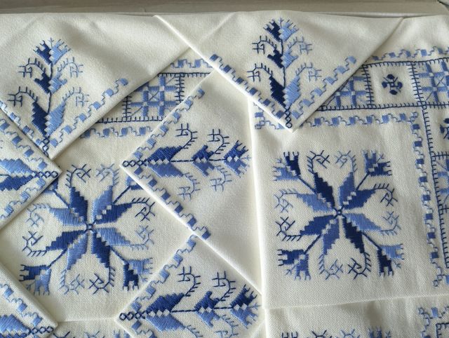 Mantelería bordada a mano de Lagartera en caja