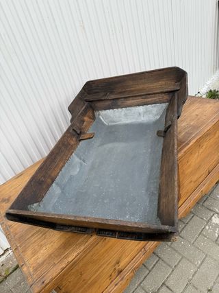 Curiosa artesa para lavar en madera y chapa.