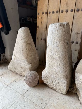 Guardacarros o salvacarros en piedra blanca,