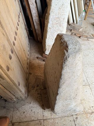 Guardacarros o salvacarros en piedra blanca,