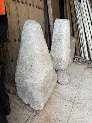 Guardacarros o salvacarros en piedra blanca,