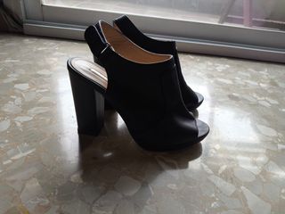 Sandalias negras tacón