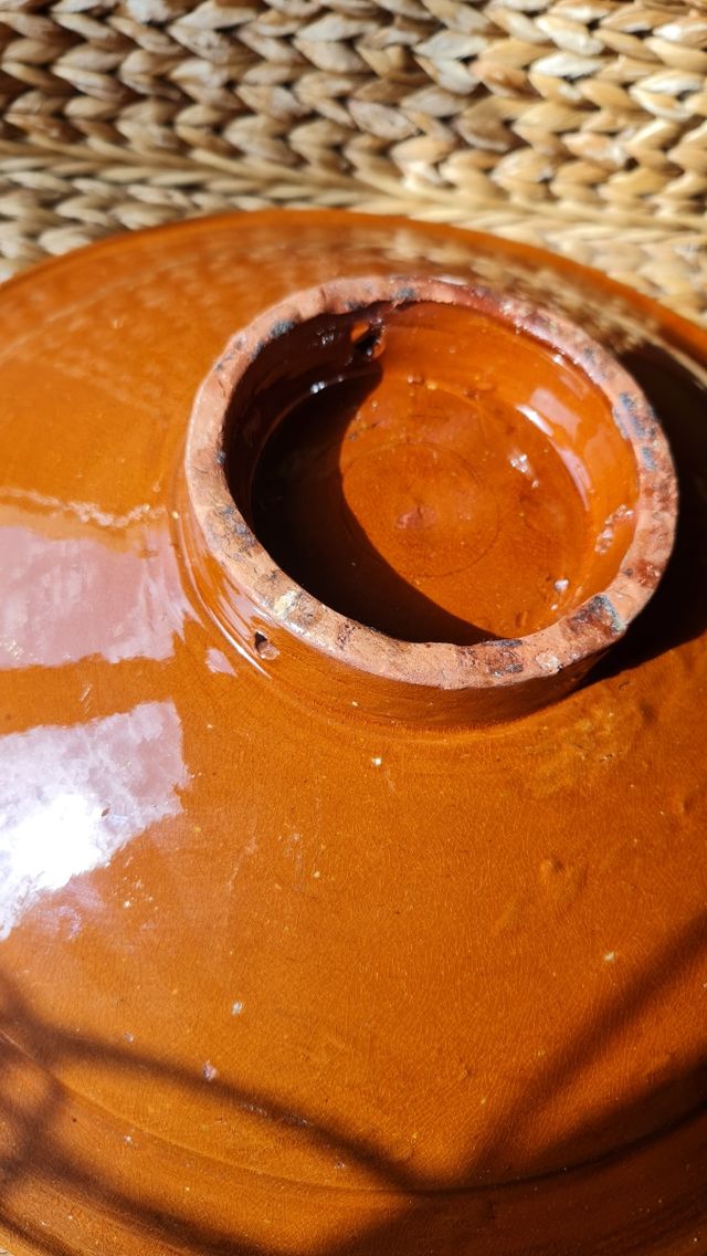 CENTRO DE MESA DE BARRO ESMALTADO.