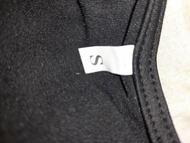 Top crop tirantes en un lado en el hombro