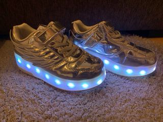 Zapatillas con patines y luces