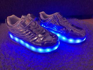 Zapatillas con patines y luces