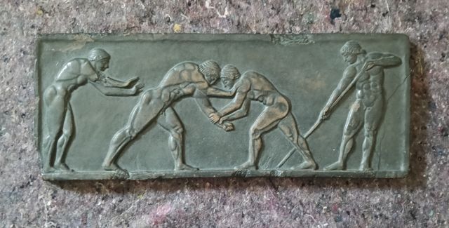 Riproduzione della base di kouros del 510 a. C.