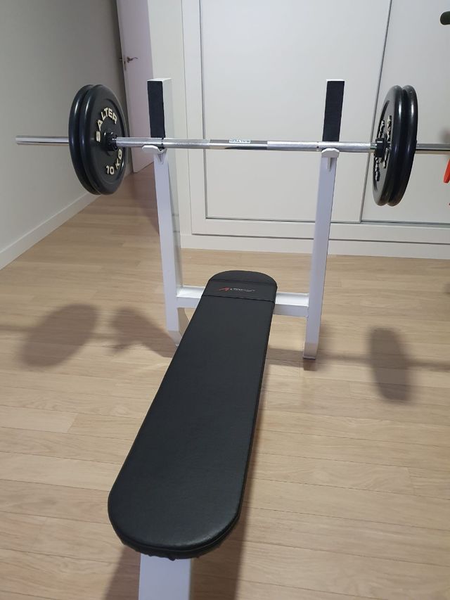 Banco de press banca con barra y discos