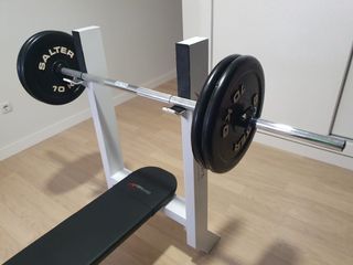 Banco de press banca con barra y discos