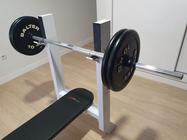 Banco de press banca con barra y discos