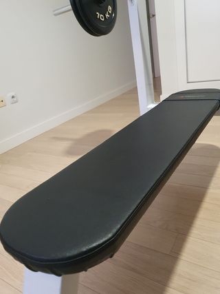 Banco de press banca con barra y discos