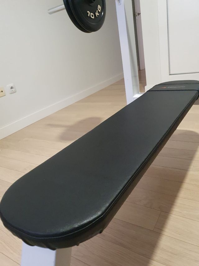 Banco de press banca con barra y discos