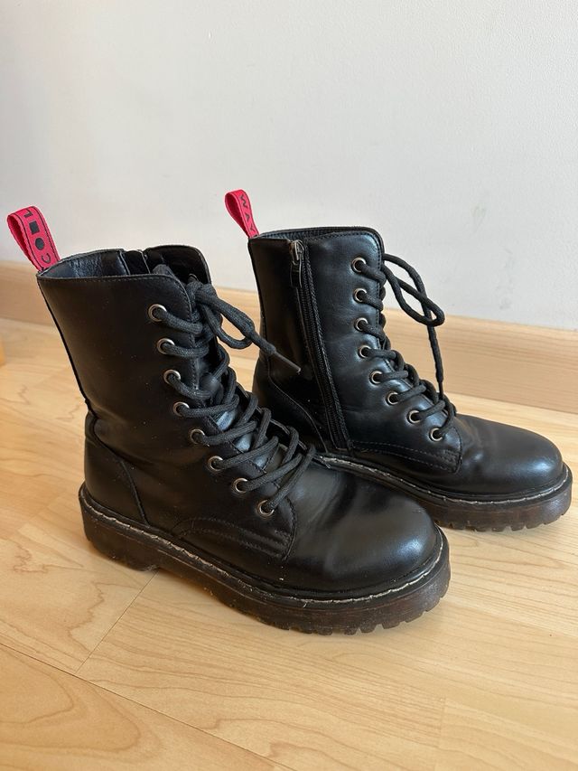 Botines negros con cordones