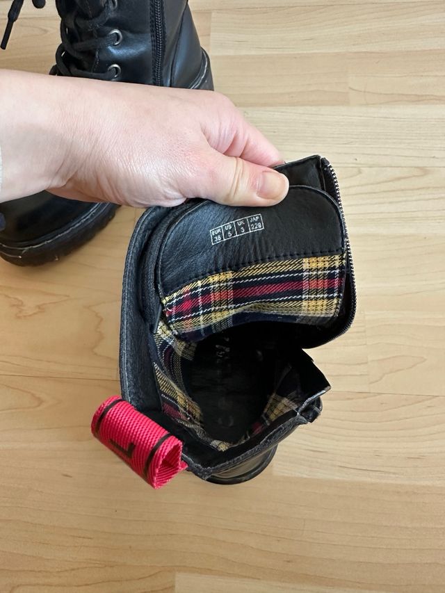 Botines negros con cordones