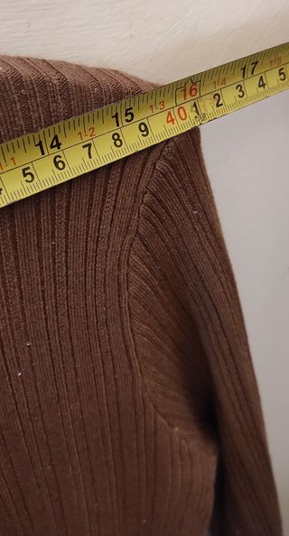 Pullover cammello a costine con micro paillettes