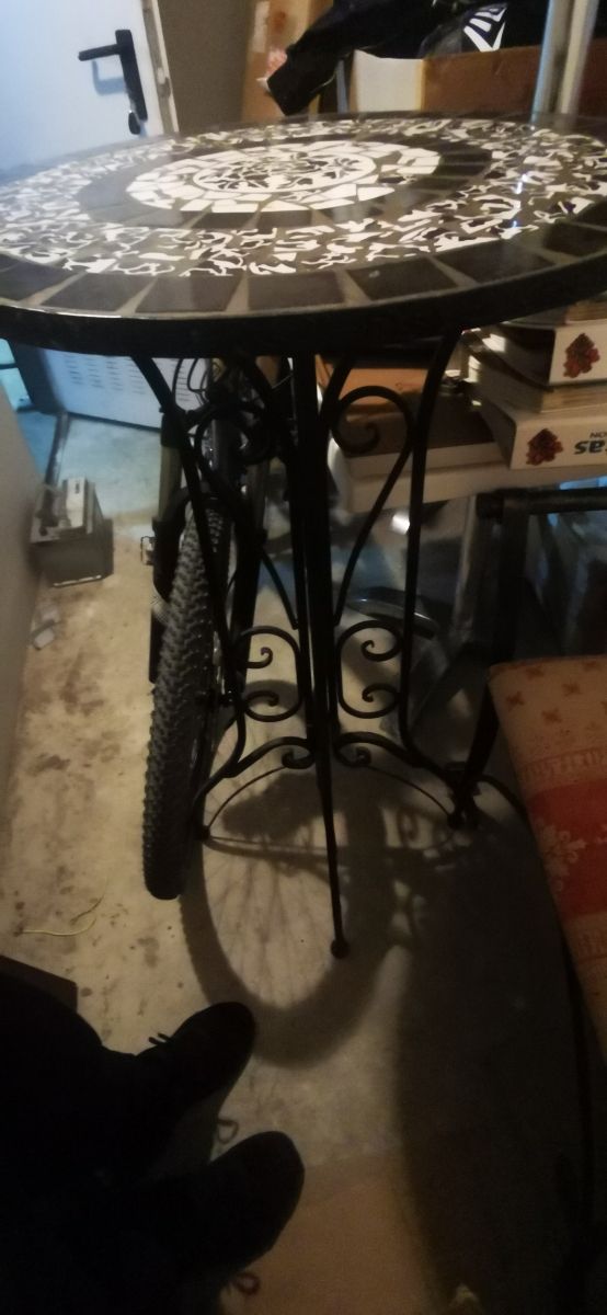 Mesa alta de hierro forjado