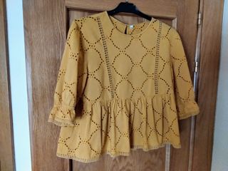 Camisa Zara Troquelada color mostaza. Talla S.