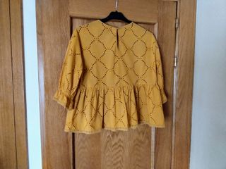 Camisa Zara Troquelada color mostaza. Talla S.