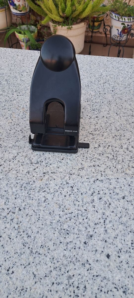 Perforadora 2 agujeros ESSELTE