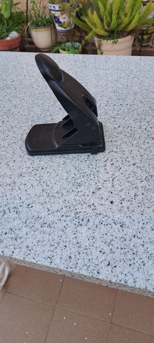 Perforadora 2 agujeros ESSELTE