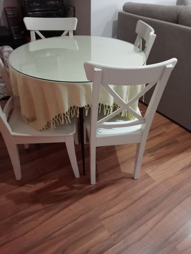 Mesa camilla y sillas