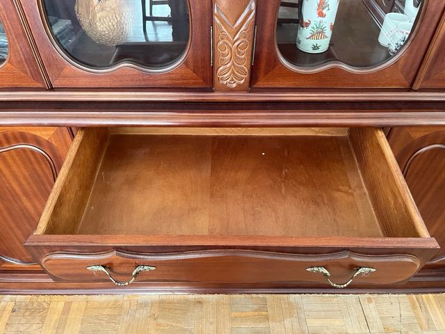 Vitrina de madera salón