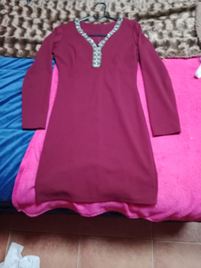 Trajé señ rojo granate con adornos