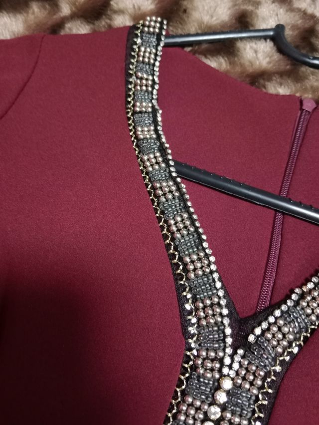 Trajé señ rojo granate con adornos