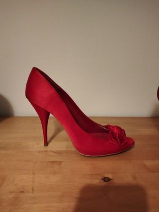 Zapatos rojos con tacón de aguja