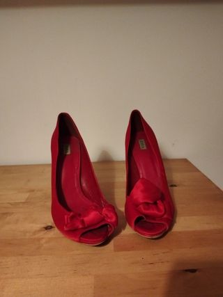 Zapatos rojos con tacón de aguja