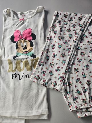 Pijama de menina com pantufas da Minnie