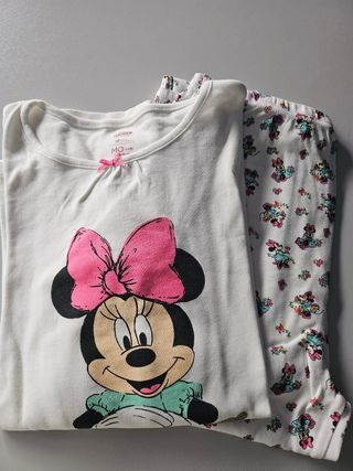 Pijama de menina com pantufas da Minnie