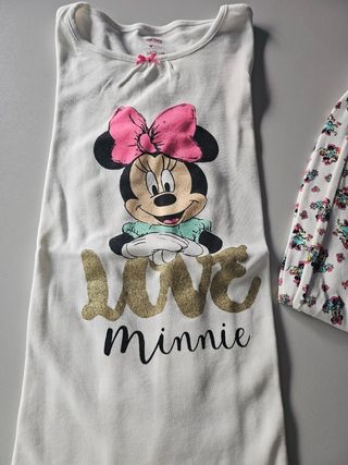 Pijama de menina com pantufas da Minnie