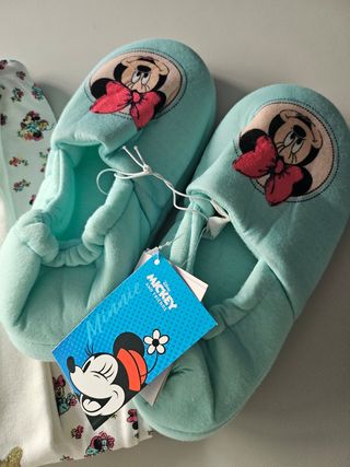 Pijama de menina com pantufas da Minnie