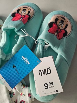 Pijama de menina com pantufas da Minnie