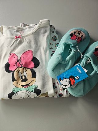 Pijama de menina com pantufas da Minnie