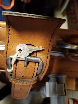 NEGOCIABLE Maleta cuero vintage