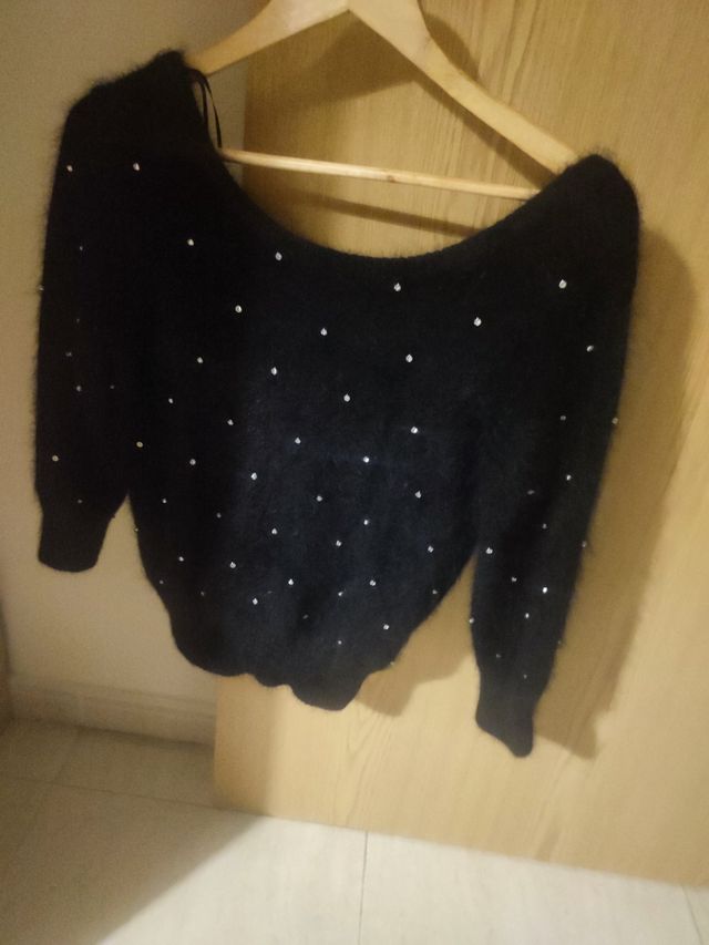 Jersey con brillantes en color negro