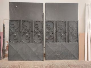 Portón de hierro negro de dos hojales.