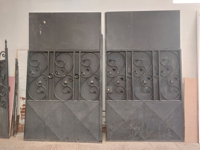 Portón de hierro negro de dos hojales.